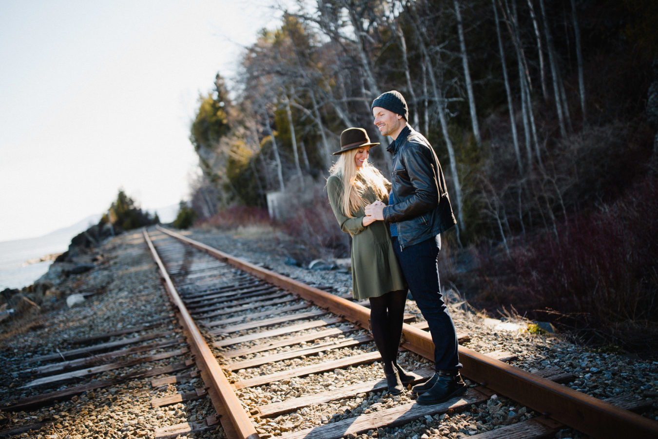 couple sur un chemin de fer