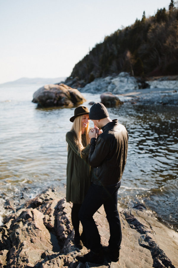 deux amoureux se regardent avec le fleuve en arrière