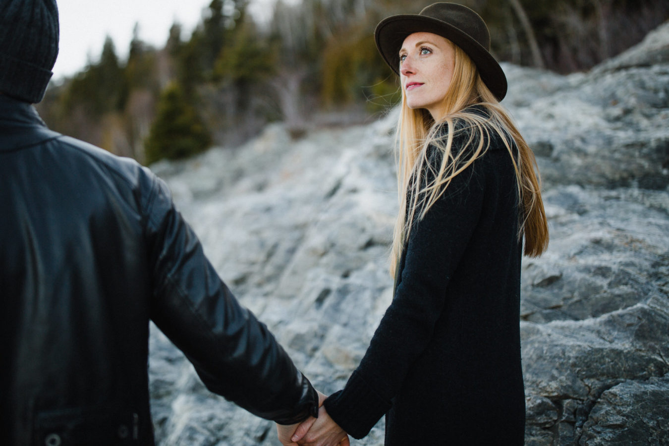 couple se tenant par la main en marchant