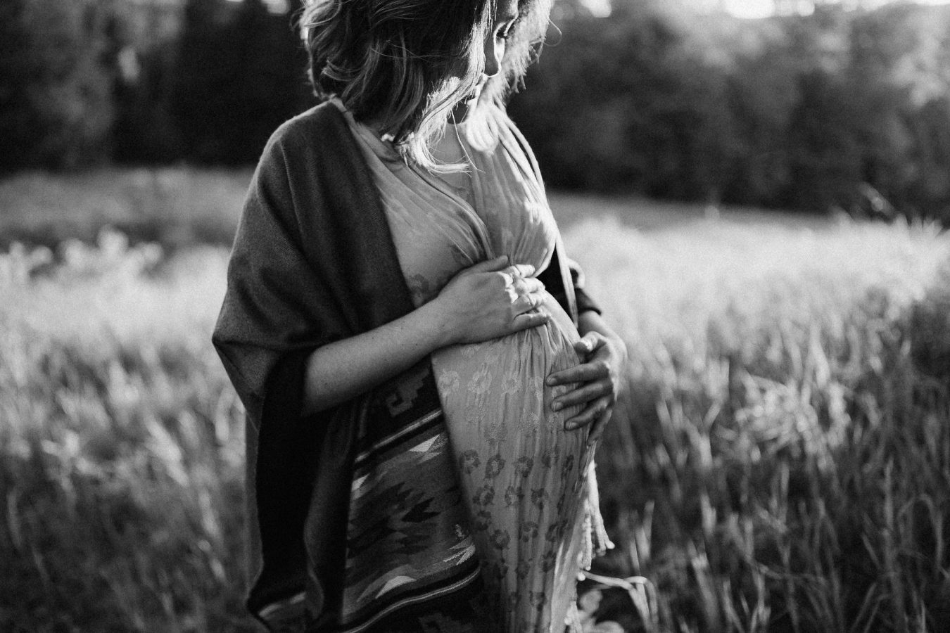 future-maman-au-coucher-de-soleil