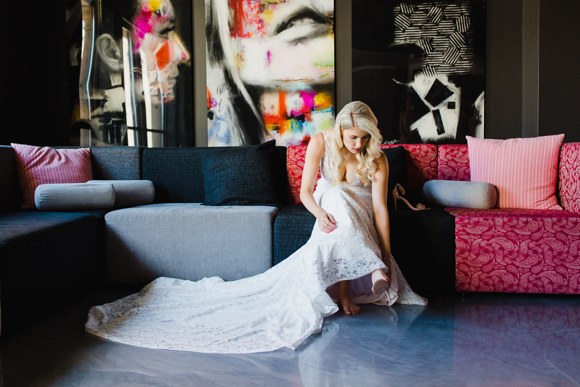 la-mariée-qui-met-sa-robe