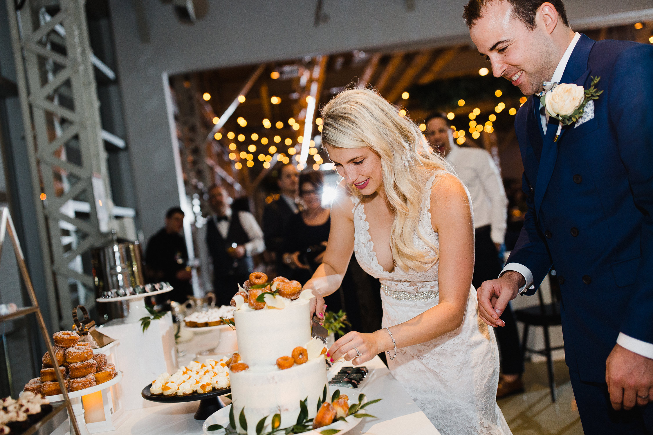 couple-qui-coupe-son-gâteau-de-mariage